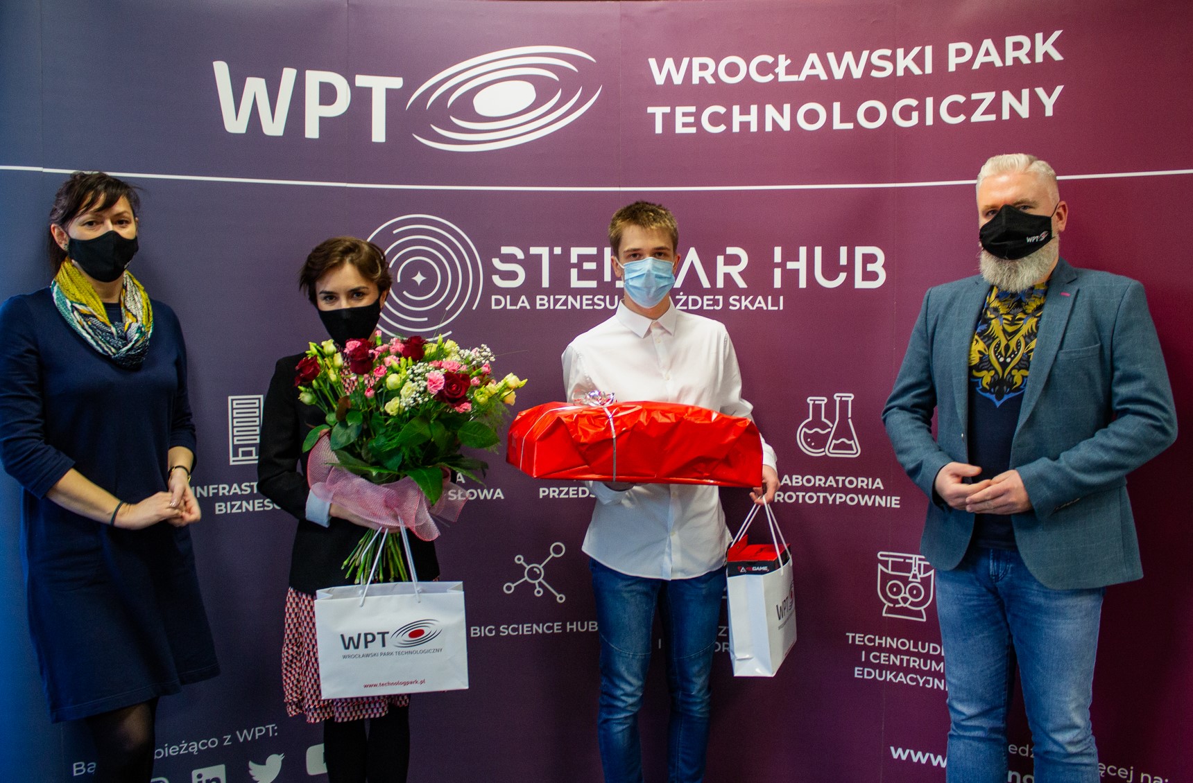 Szymon Perlicki, zwycięzca Konkursu Naukowego E(x)plory i dr Aurelia Cegłowska w WPT