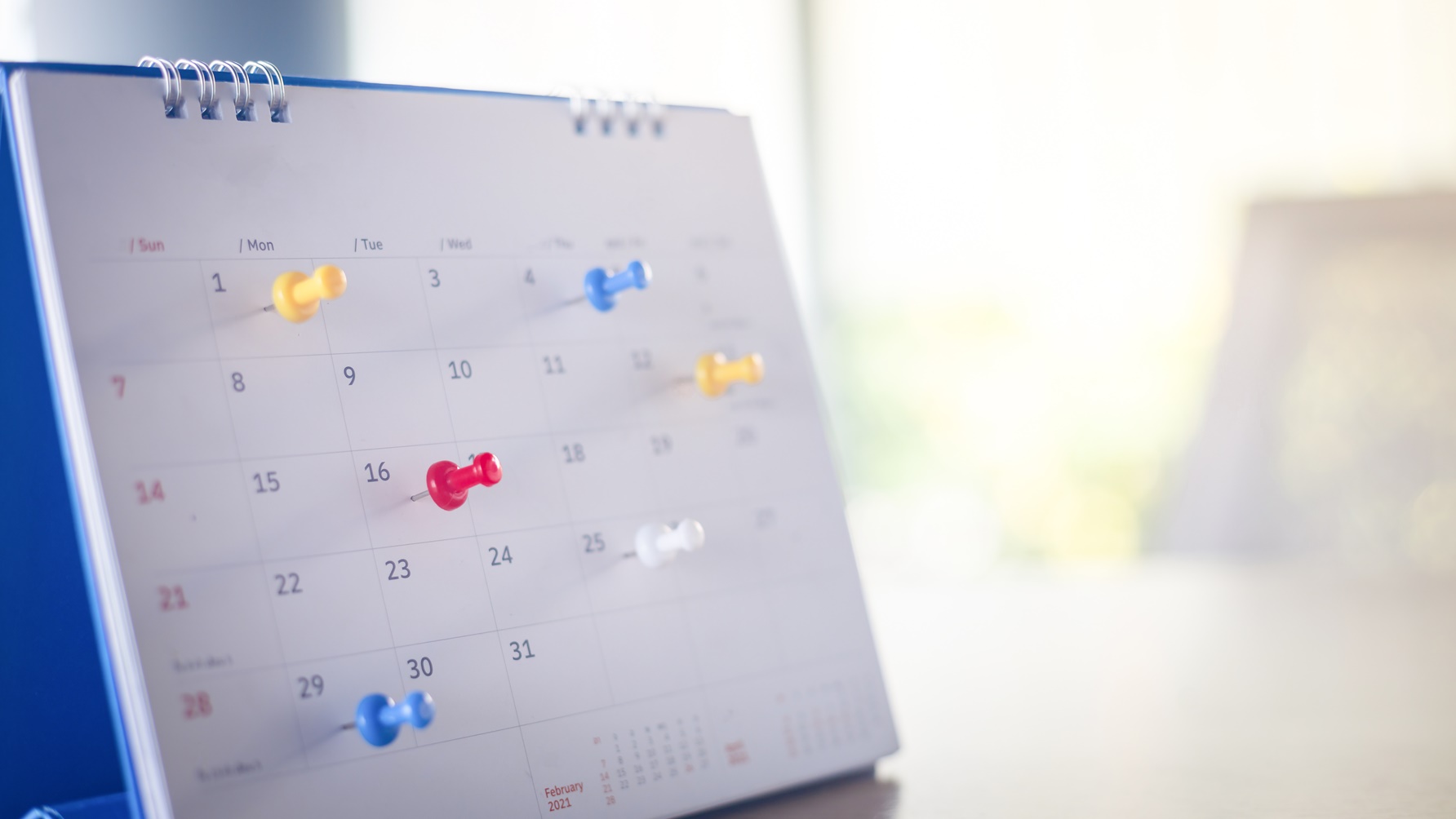 Thumbtack in calendar concept for busy, appointment and meeting reminder. Kalendarz wydarzeń w Strefie Informacji Biznesowej WPT – marzec 2023