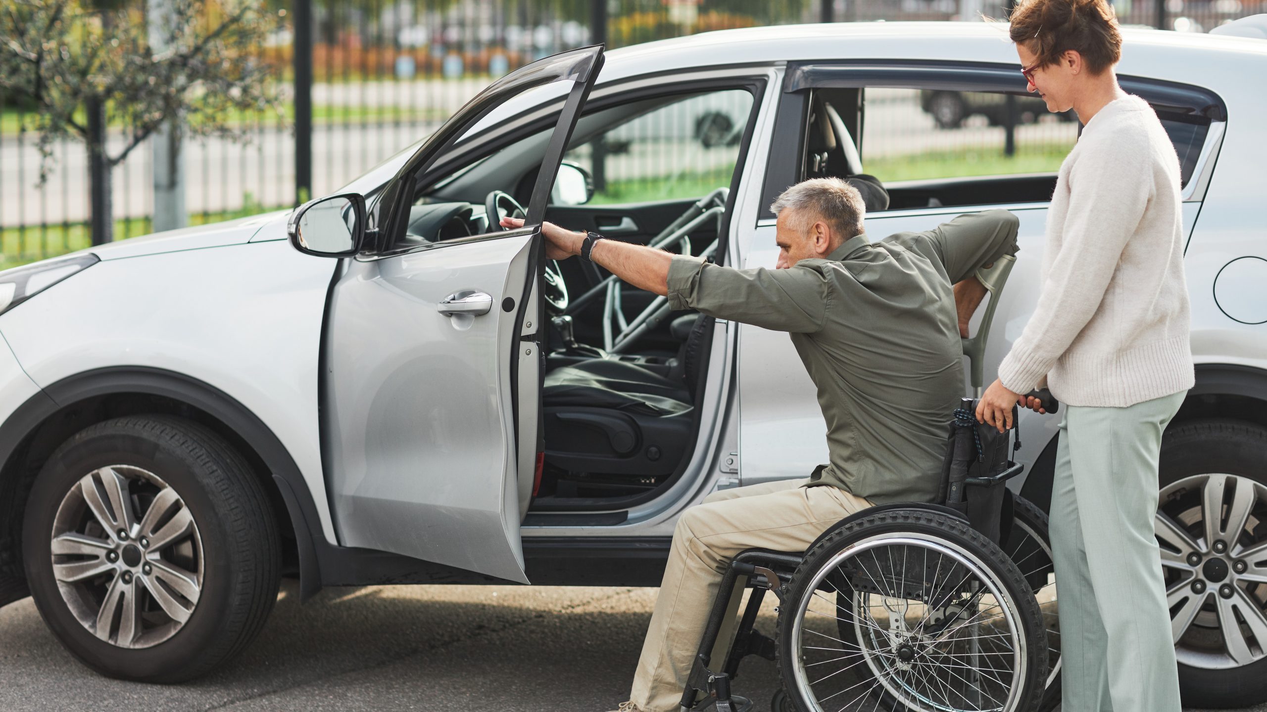 Man in Wheelchair Getting in Car Wystawa sprzętu rehabilitacyjnego i technologii wspierających w WPT