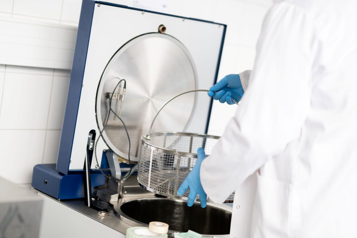 Pracownik laboratorium Wrocławskiego Parku Technologicznego obsługuje autoklaw do sterylizacji próbek w ramach analiz chemicznych.