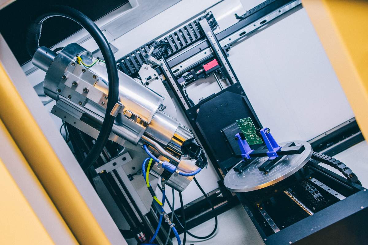 „Stanowisko do badań inżynieryjnych w Wrocławskim Parku Technologicznym – zaawansowane urządzenie do analizy i testowania elementów technicznych oraz płytek elektronicznych.