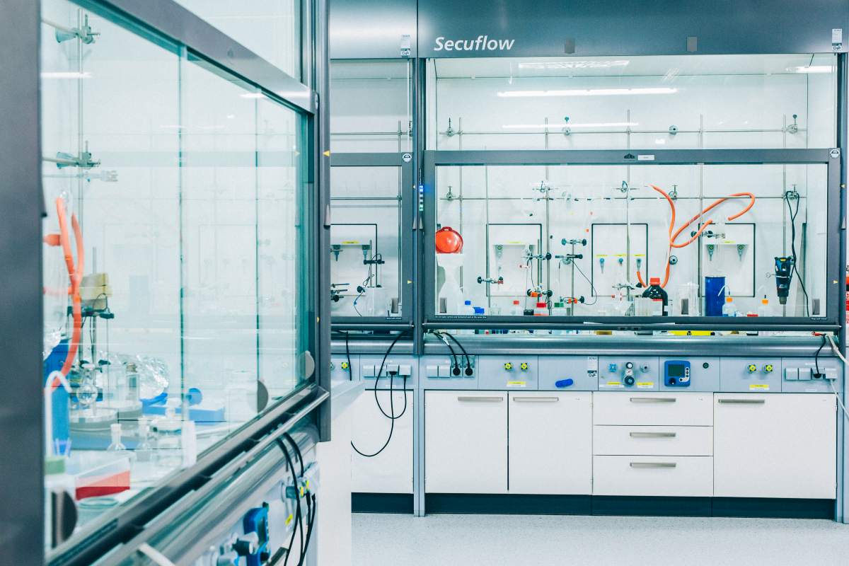 Laboratorium chemiczne i biotechnologiczne Wrocławskiego Parku Technologicznego – nowoczesne stanowiska badawcze z dygestoriami i aparaturą do syntez i analiz.