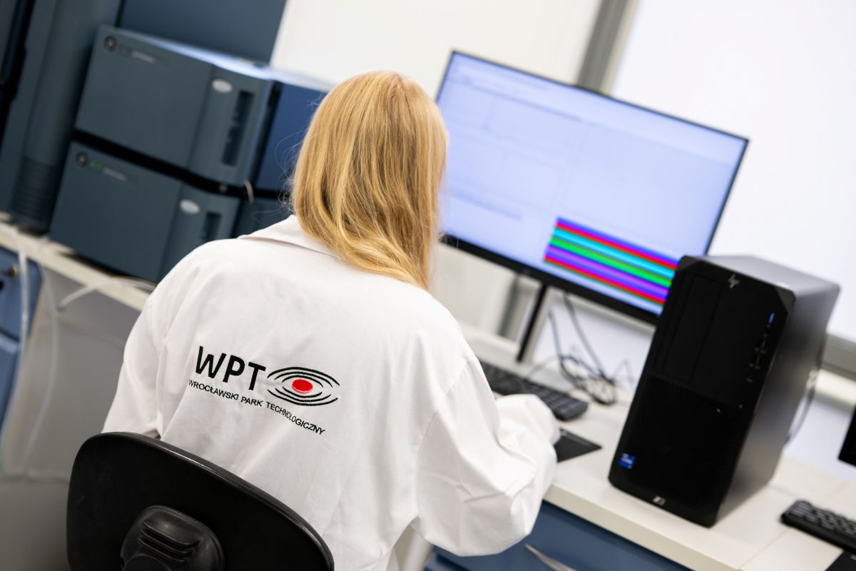 Specjalistka Wrocławskiego Parku Technologicznego analizuje dane jakościowe i technologiczne na komputerze w laboratorium w ramach doradztwa dla firm.