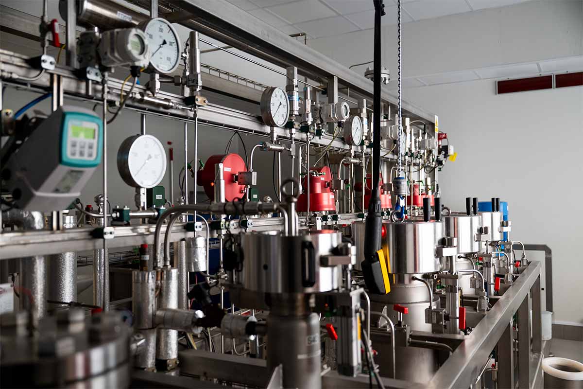Ekstraktor nadkrytyczny CO₂ w laboratorium Wrocławskiego Parku Technologicznego – zaawansowana instalacja badawcza z manometrami, zaworami i zbiornikami do ekstrakcji roślinnej.