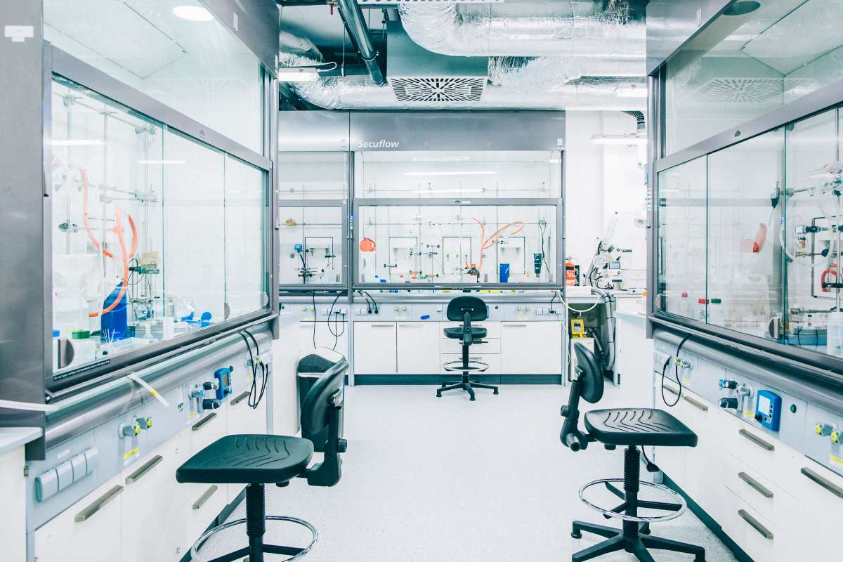 Nowoczesne laboratorium chemiczne Wrocławskiego Parku Technologicznego – stanowiska badawcze z dygestoriami i aparaturą do prac analitycznych i syntez chemicznych.