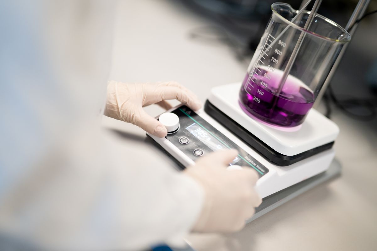 Badania laboratoryjne w laboratorium B+R Wrocławskiego Parku Technologicznego – mieszanie roztworu chemicznego na mieszadle magnetycznym.