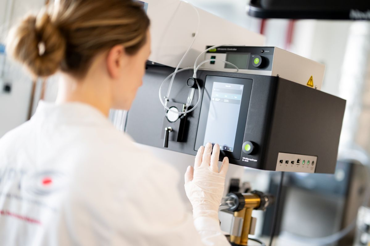 Specjalistka z laboratorium B+R Wrocławskiego Parku Technologicznego obsługuje nowoczesne urządzenie analityczne z ekranem dotykowym do badań laboratoryjnych.