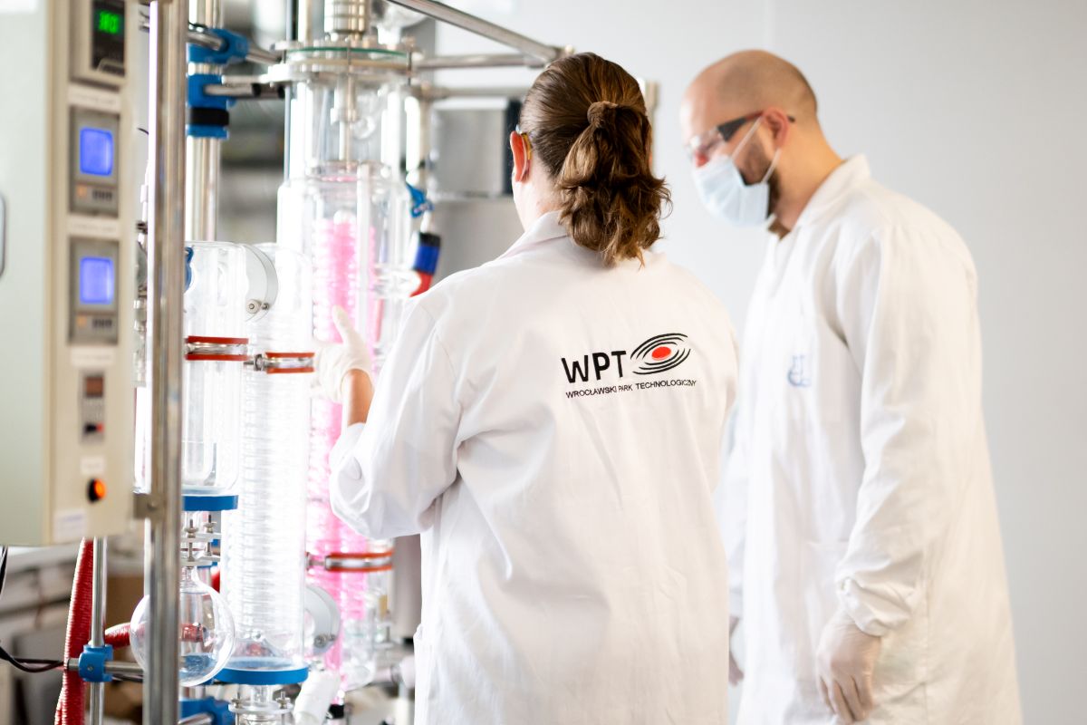 Pracownicy laboratorium B+R Wrocławskiego Parku Technologicznego podczas pracy z aparaturą laboratoryjną – badania i testy w obszarze life science.