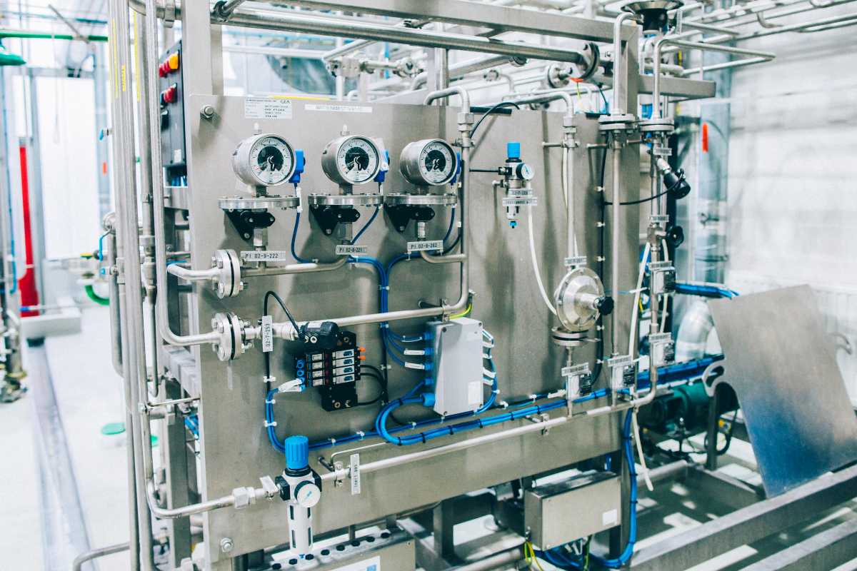 Fragment linii technologicznej w Wrocławskim Parku Technologicznym – panel z manometrami, zaworami i przewodami do precyzyjnej kontroli procesów produkcyjnych.