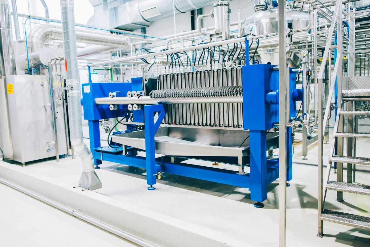 „Linia technologiczna w Wrocławskim Parku Technologicznym – prasa filtracyjna w strefie produkcji pilotażowej do procesów oczyszczania i separacji.