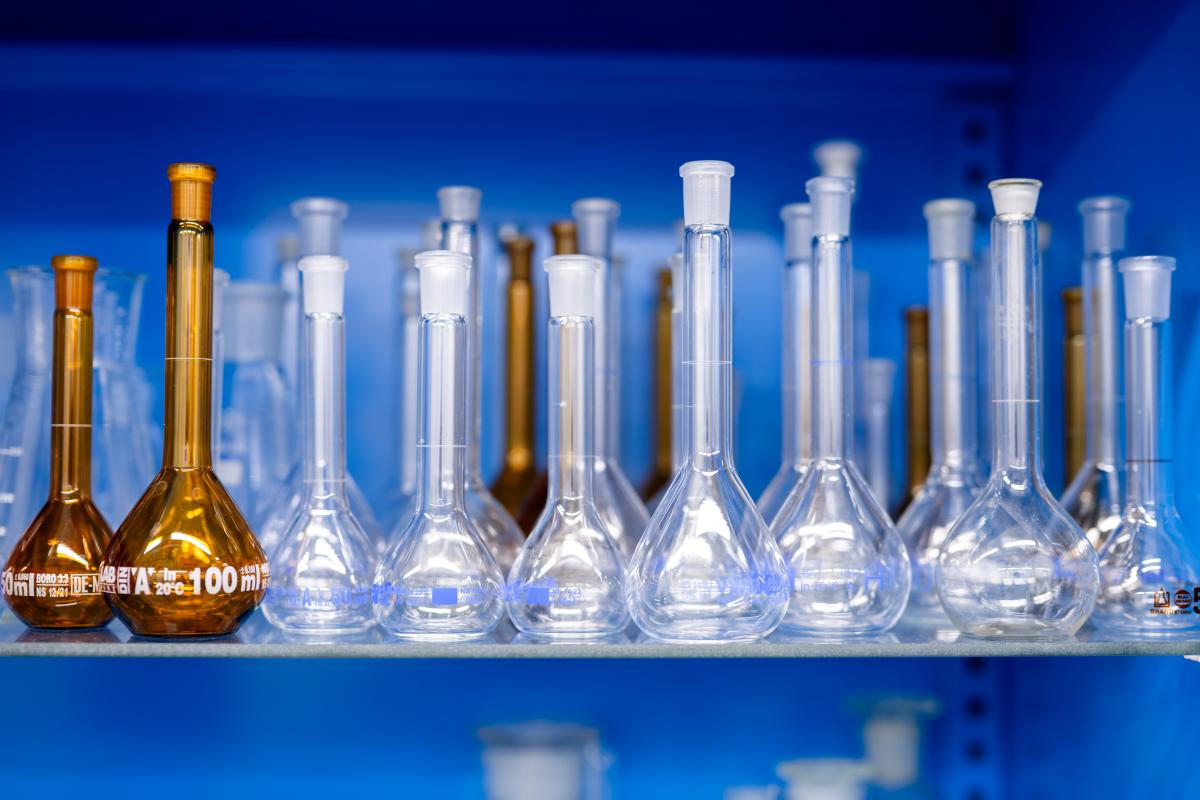 Modele wspolpracy WPT Fiolki laboratoryjne na półce, modele wspołpracy WPT