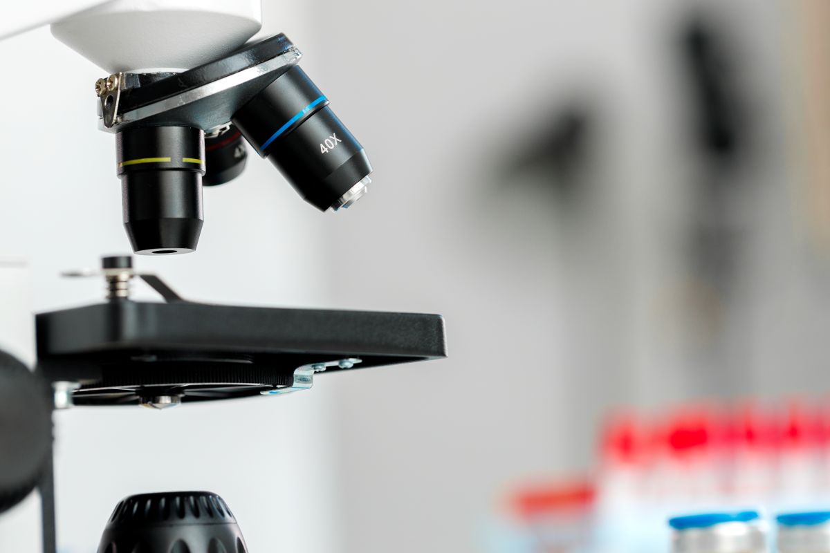 Mikroskop laboratoryjny w Wrocławskim Parku Technologicznym – badania w procesie opracowywania i rozwoju nowych produktów w branży life science.