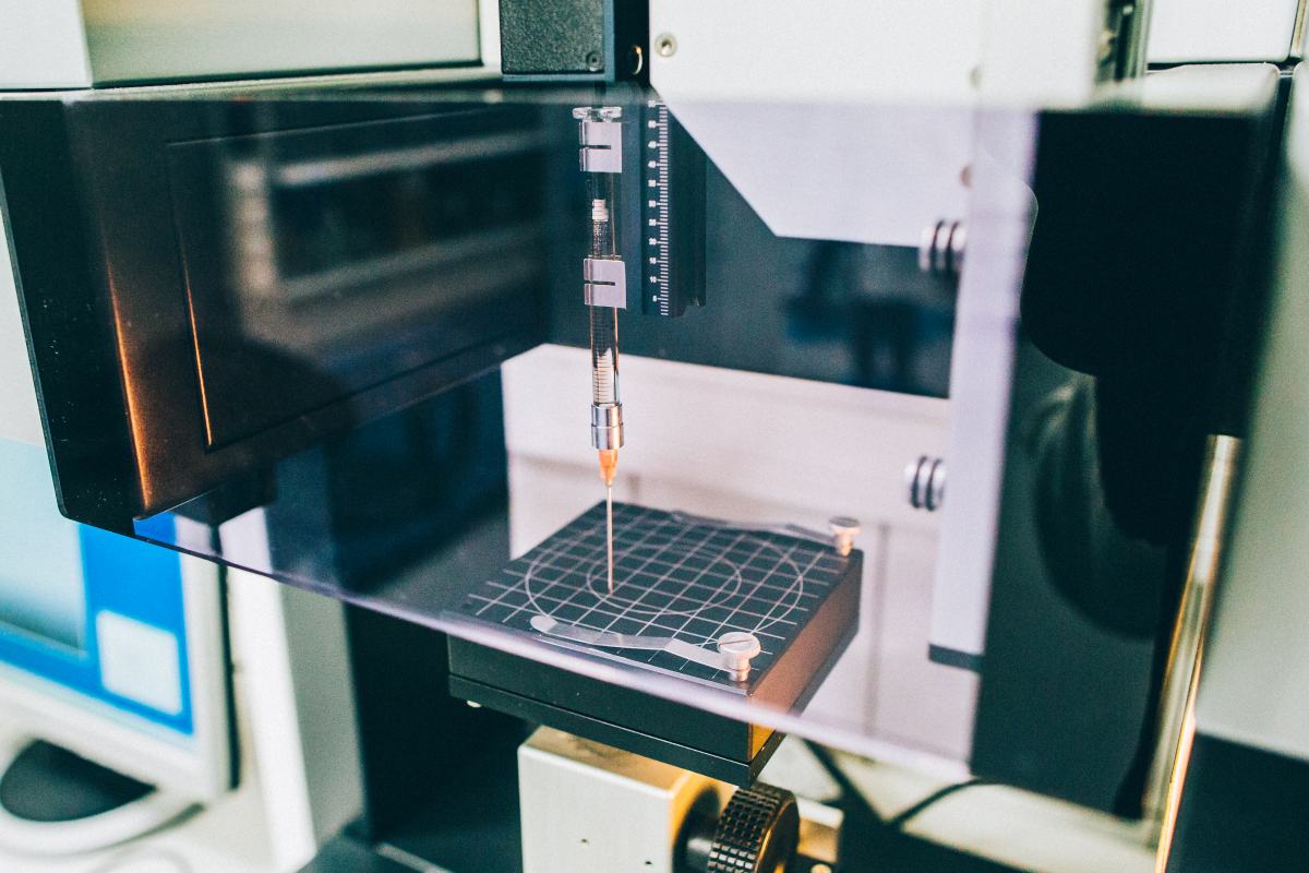 Precyzyjne urządzenie pomiarowe w laboratorium Wrocławskiego Parku Technologicznego – sprzęt dostępny do wynajmu dla firm realizujących badania i testy materiałowe