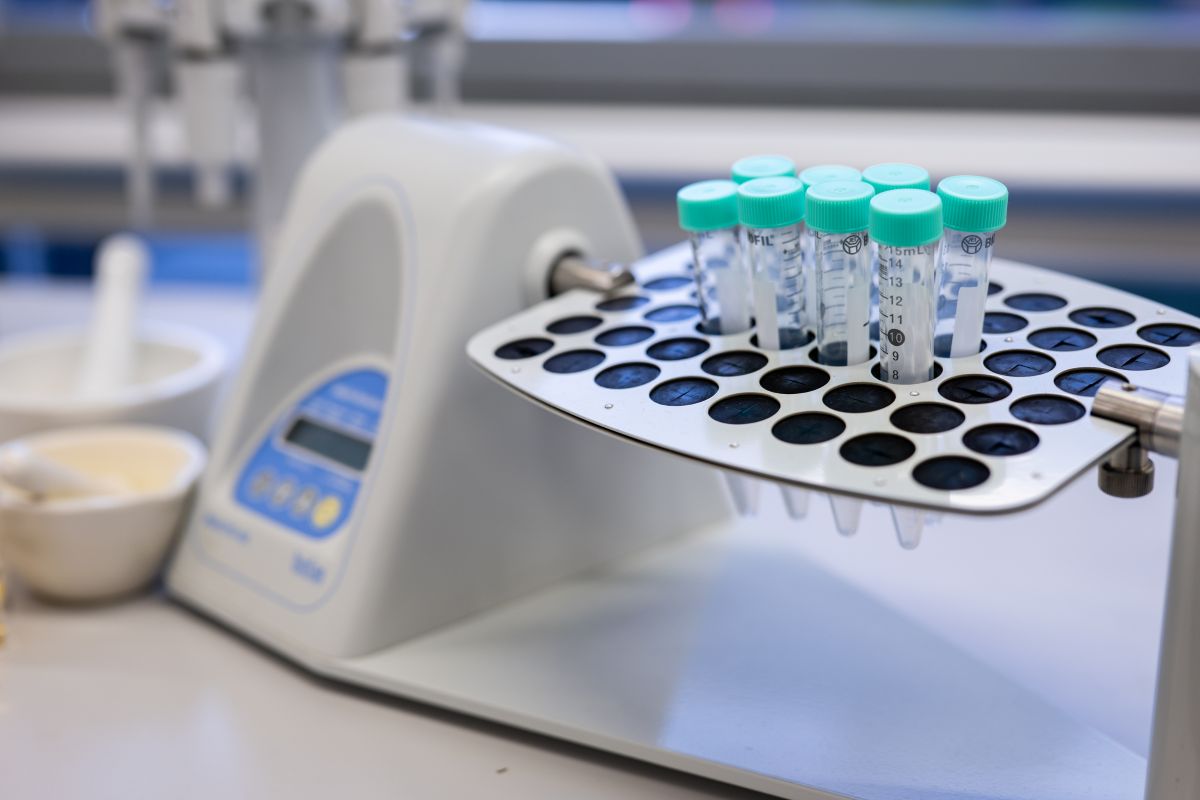 „Stanowisko laboratoryjne Wrocławskiego Parku Technologicznego – mikser z probówkami do przygotowywania próbek w procesach badawczo-rozwojowych.