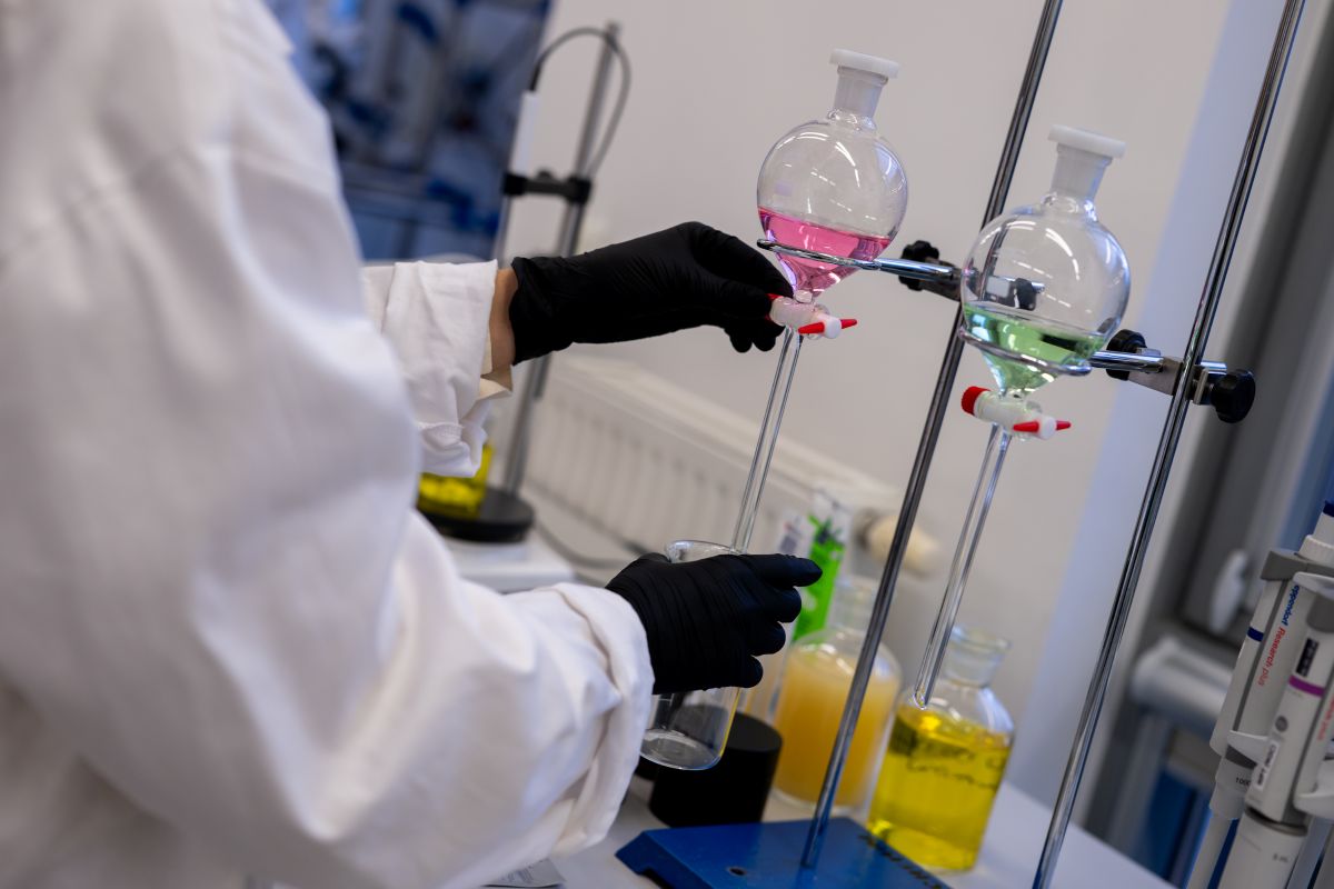 Stanowisko laboratoryjne WPT Osoba pracująca na stanowisku laboratoryjnym w WPT